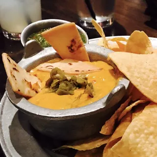 Chile con queso & chips