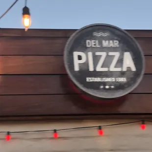 the sign for del mar pizza