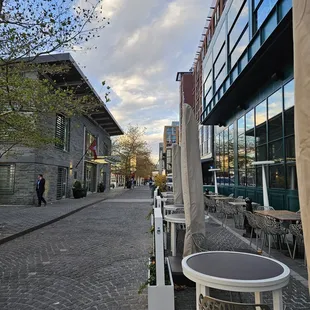 The alley at the entrance