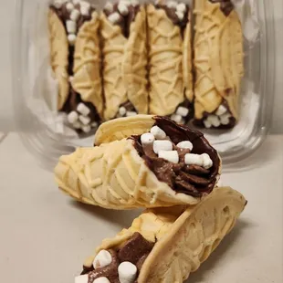 Hey!! It's called a pizzolli a yummy pudding, and icing mixture, wrapped in a pizzelle