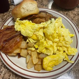a plate of breakfast food