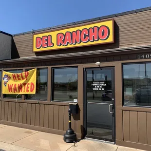 the entrance to del rancho