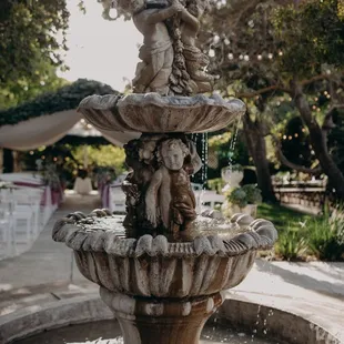 Beautiful fountain, nice background nosie. Wedding 10/21/23