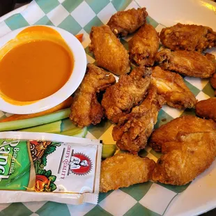 Chicken wings with mango jalapeño, the sauce is not spicy at all, and the wings are crispy