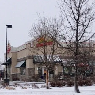 a view of the outside of a del taco restaurant