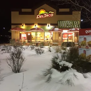 the outside of a del taco restaurant