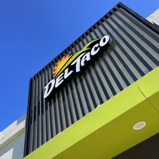 the front of a del taco store