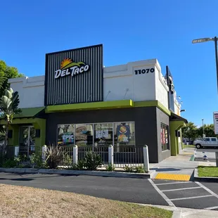 the front of a del taco restaurant