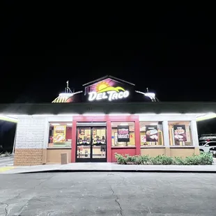 the front of a restaurant at night