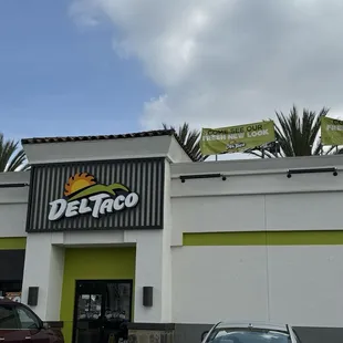 the front of a del taco restaurant