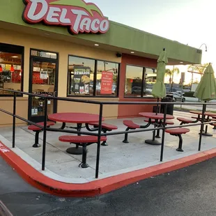the outside of a del taco restaurant