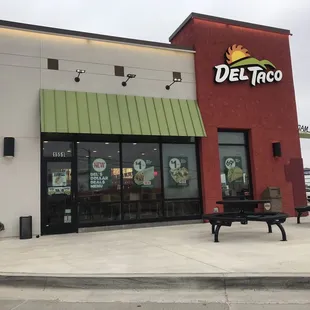 the outside of a del taco restaurant