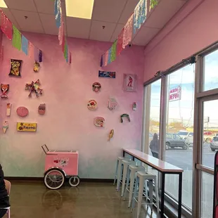the interior of a fast food restaurant