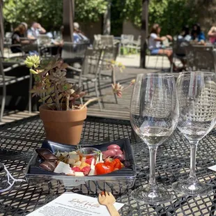 Tasting flight w/charcuterie box