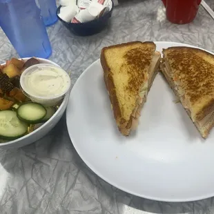 Sandwich &amp; salad