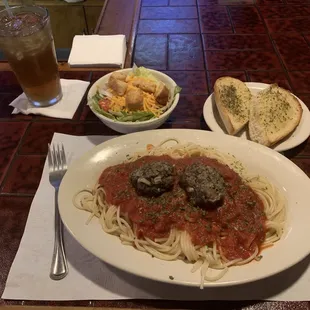a plate of spaghetti and meatballs