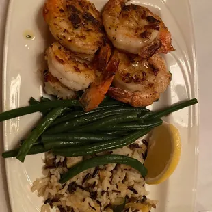 8 grilled shrimp with green beans and a rice blend