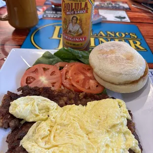 Corn, beef, hash special with scrambled eggs, fresh tomatoes, and an English muffin. Great coffee!