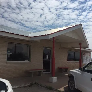 a truck parked in front of the restaurant