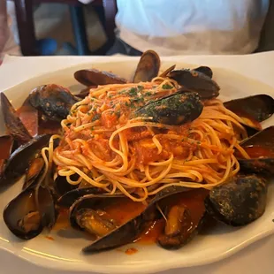 Linguine with mussels in pink sauce