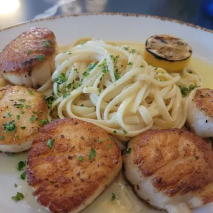 Scallops with linguine and lemon butter sauce