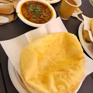 2 Pieces Chole Bhature
