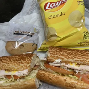 Turkey, Avocado, and Bacon Sandwich / Caramel Cookie/potato chips
