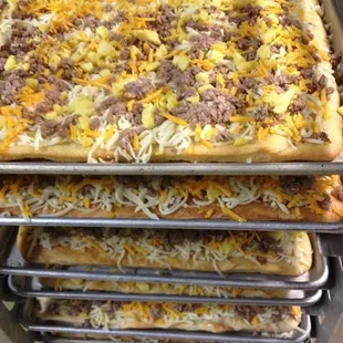 a tray of cheeseburger pizza