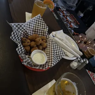 Fried mushrooms, blue moon and a coors light.