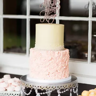 Our lovely buttercream icing cake. Photo by Kirsten Marie Photography