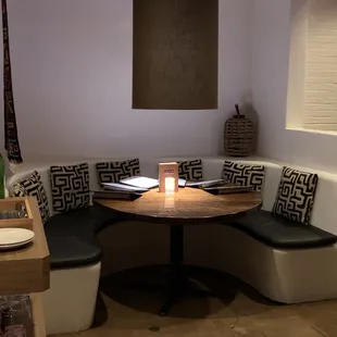 Round booth