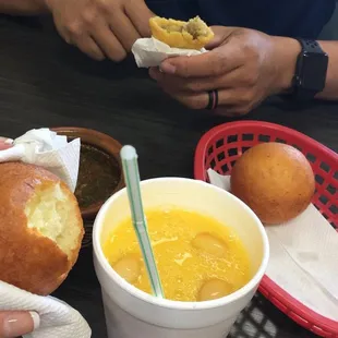 Buñuelos, empanadas y jugo de mango. Todo estaba delicioso!