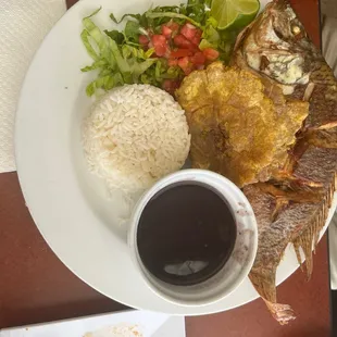 Pescado con tostones, arroz blanco y frijoles