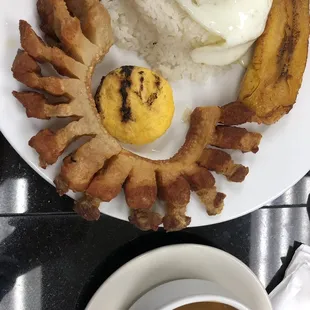 Frijoles y chicharrón.