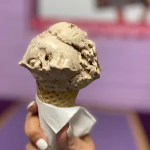 a hand holding an ice cream cone