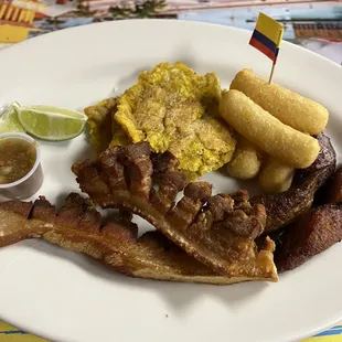 Chicharrn paisa /paisa pork skin