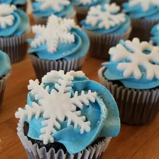 Frozen theme cupcakes...