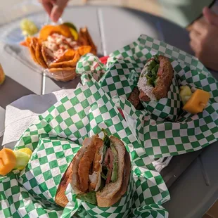 Torta de milanesa, tuna sandwich and tostielotes