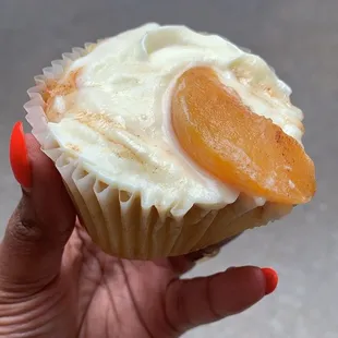 Peach cobbler cupcake