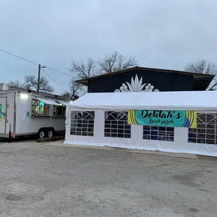 the outside of the restaurant