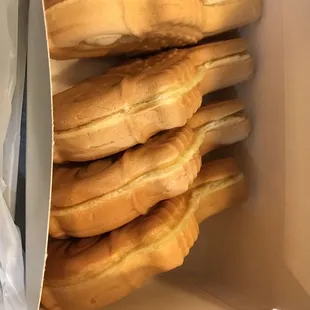 (literal translation: fish bread)