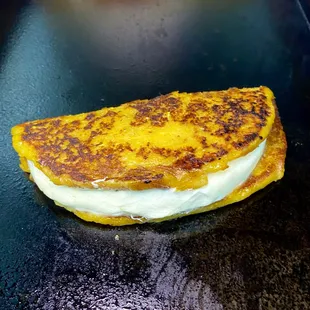 Cachapa con queso de mano.