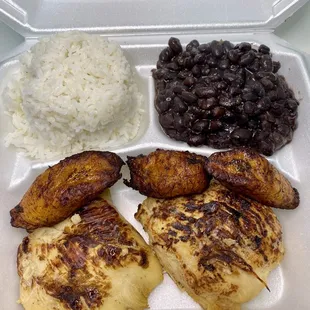 Plato de pollo asado. Full grilled chicken plate. To-go