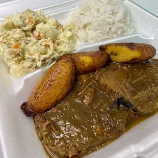 Plato de asado negro con ensalada de gallina, arroz blanco y platano. To-go