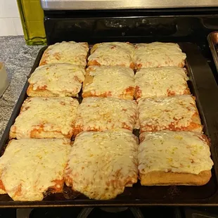 a pan of cheese pizza