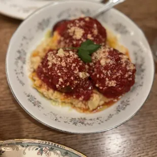 a plate of spaghetti and meatballs