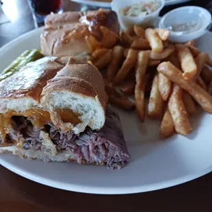 Beef au just, French fries, horseradish