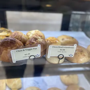 Clam &amp; Veggie pan &amp; cheese bread with mushrooms