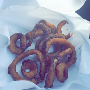 This is the amount of onion rings you&apos;ll get for $5.80 #BoxWasntVeryHeavyWalkingAway #NotSureHowToFeelAboutThis ‍