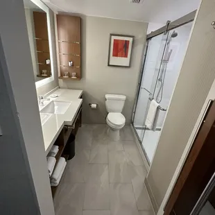 King room bathroom